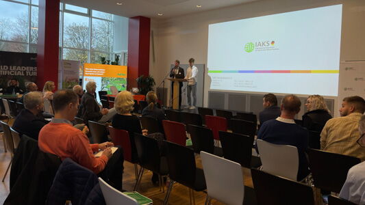 heiler was als Fachaussteller Teil des IAKS-Seminars zum Thema Nachhaltigkeit im Sportplatzbau. Thema waren Klimaschutz, Klimaanpassung, nachhaltige Kunstrasen und vieles mehr.