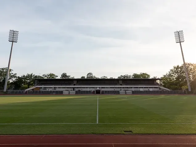 Das Naturrasenspielfeld im Berliner Mommsenstadion