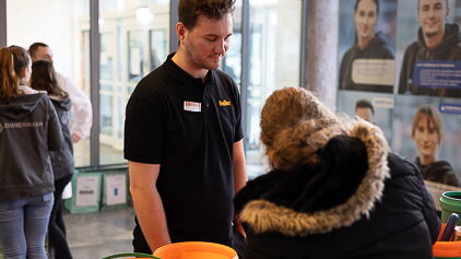 heiler informiert auf der Berufsinformationsbörse Startklar über die Ausbildung im Sportplatzbau als Gärtner im Garten- und Landschaftsbau
