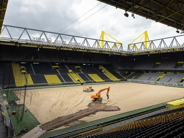 Baumaschinen führen Sportplatzbauarbeiten im Stadion des BVB aus