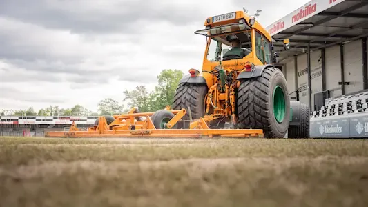 Hybridrasenrenovation beim SC Verl