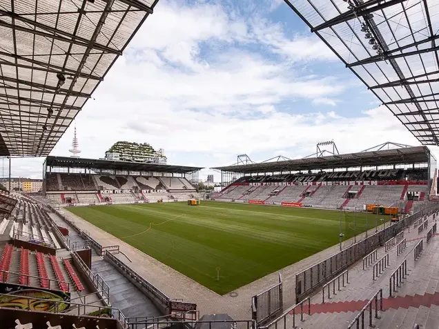 Installation des Hybridrasensystems im Millerntorstadion des FC St. Pauli
