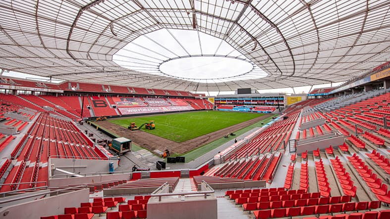 Hybridrasen BayArena Leverkusen Fräsen