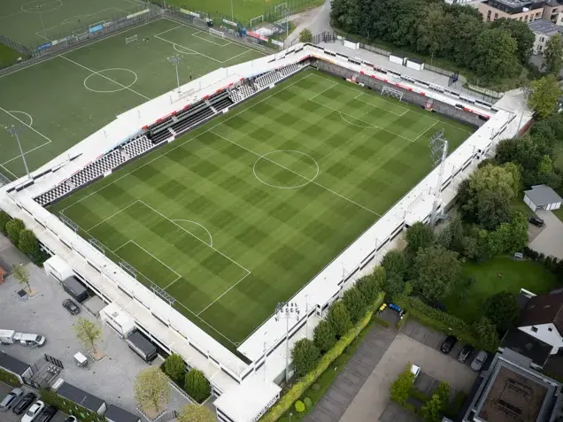 Rasenpflege in der SPORTCLUB-Arena des SC Verl