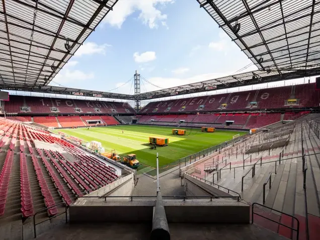 Panoramaaufnahme des RheinEnergieSTADIONs während der Installation des Hybridrasens