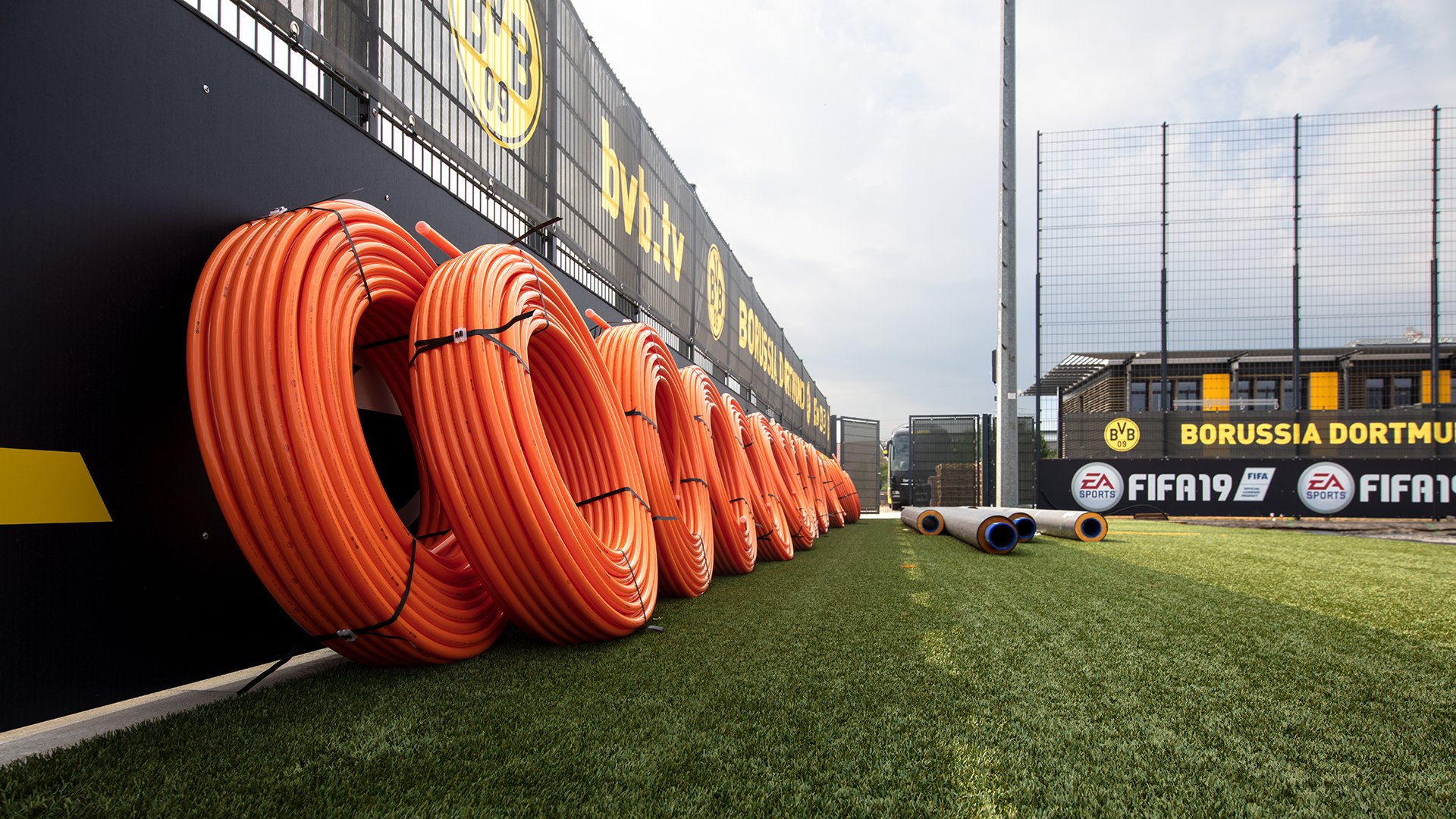 Unter regulären Fußballplätzen liegen ca. 27 Kilometer Rohrleitungen.