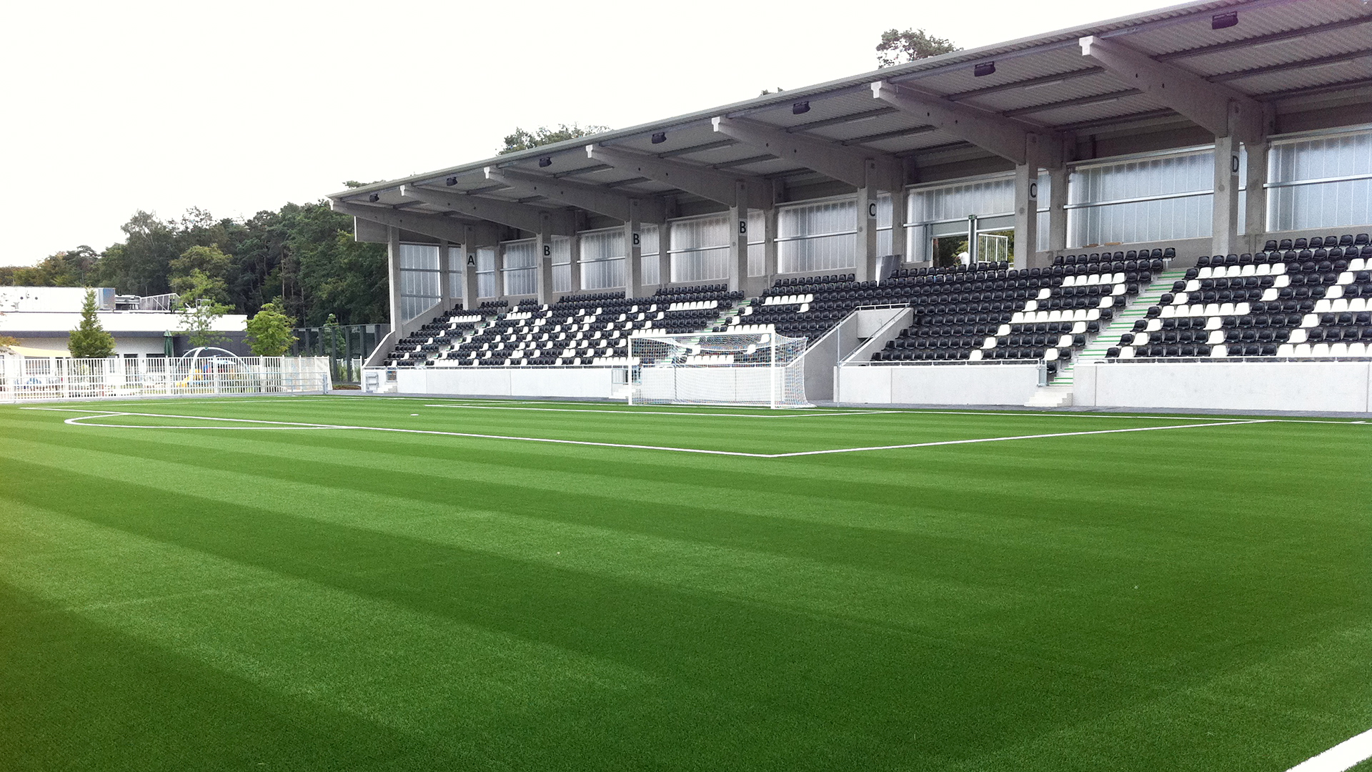 In der Tönnies-Arena in Rheda bei Gütersloh verlegte heiler 2012 einen Kunstrasenplatz samt Rasenheizung, der regelmäßig von Arminia Bielefelds Profis zum Training genutzt wird.