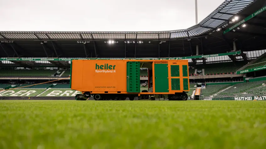 Installation des Hybridrasens im Weserstadion vom SV Werder Bremen