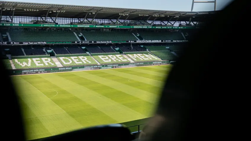 Das frisch renovierte Spielfeld im Bremer Weserstadion