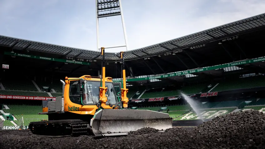 Einbau der Dämmschicht heiler Sportheat Eco für die Rasenheizung