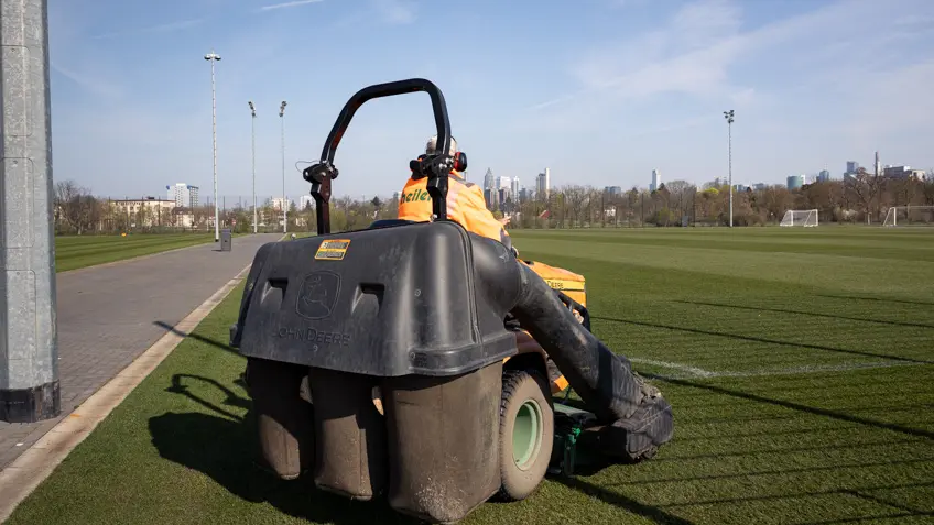Rasenmähen am DFB-Campus