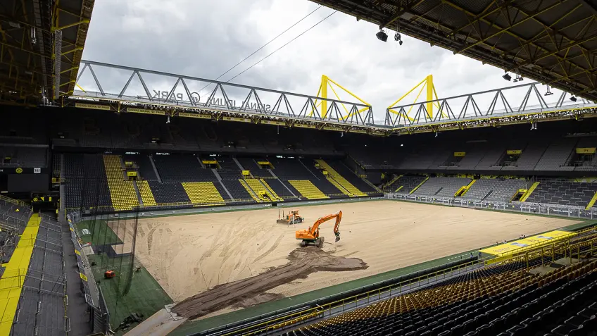 Baumaschinen führen Sportplatzbauarbeiten im Stadion des BVB aus