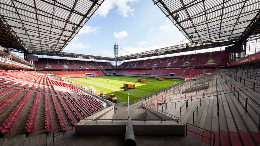 Panoramaaufnahme des RheinEnergieSTADIONs während der Installation des Hybridrasens
