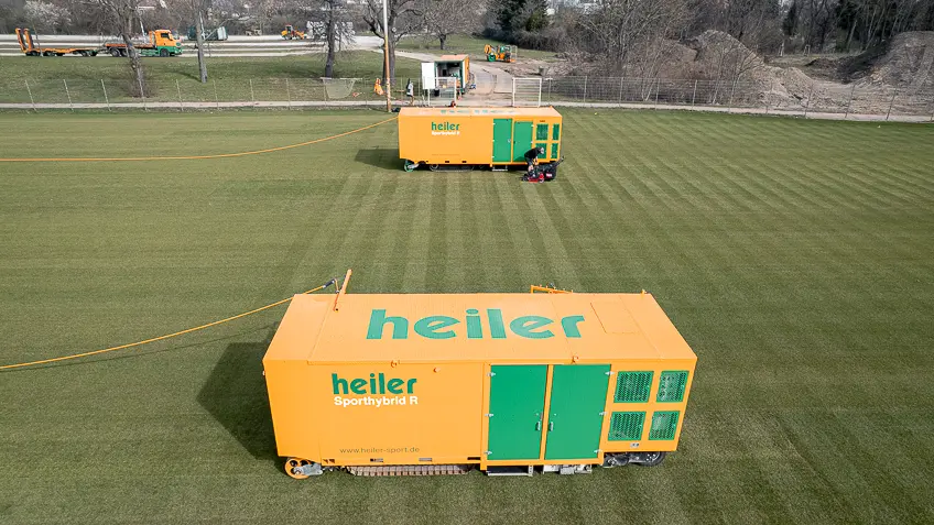 Die Tuftmaschinen von heiler auf dem Trainingsplatz des 1. FC Magdeburg.