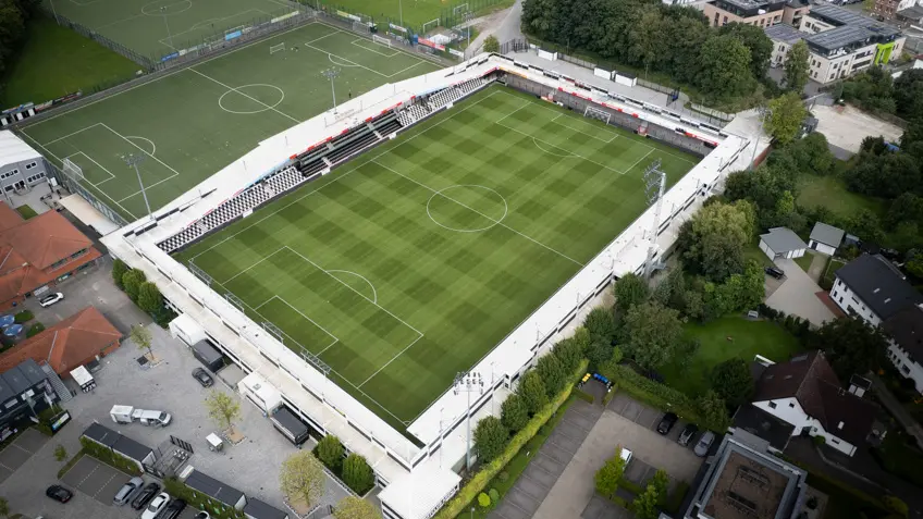 Rasenpflege in der SPORTCLUB-Arena des SC Verl