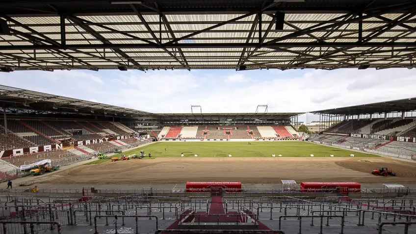 Rasenverlegung im Millerntorstadion Hamburg