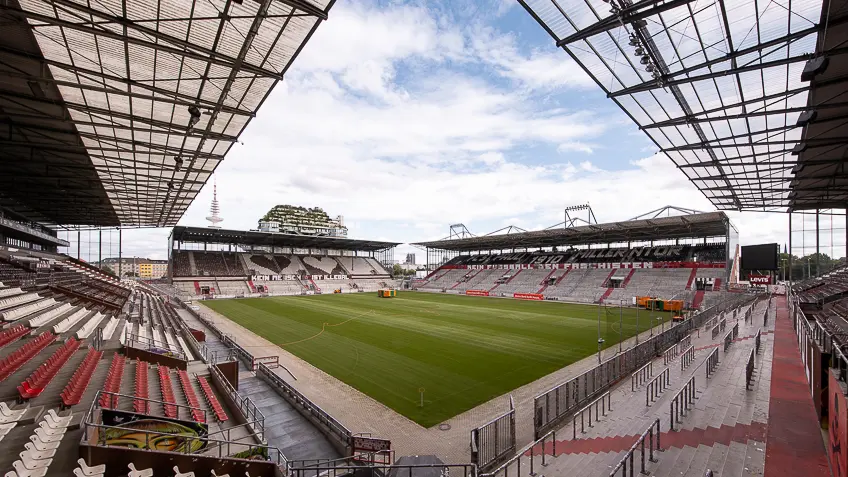 Installation des Hybridrasensystems im Millerntorstadion des FC St. Pauli