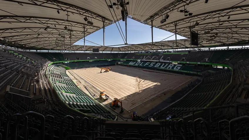 Sportplatzbauarbeiten im Stadion des VfL Wolfsburg